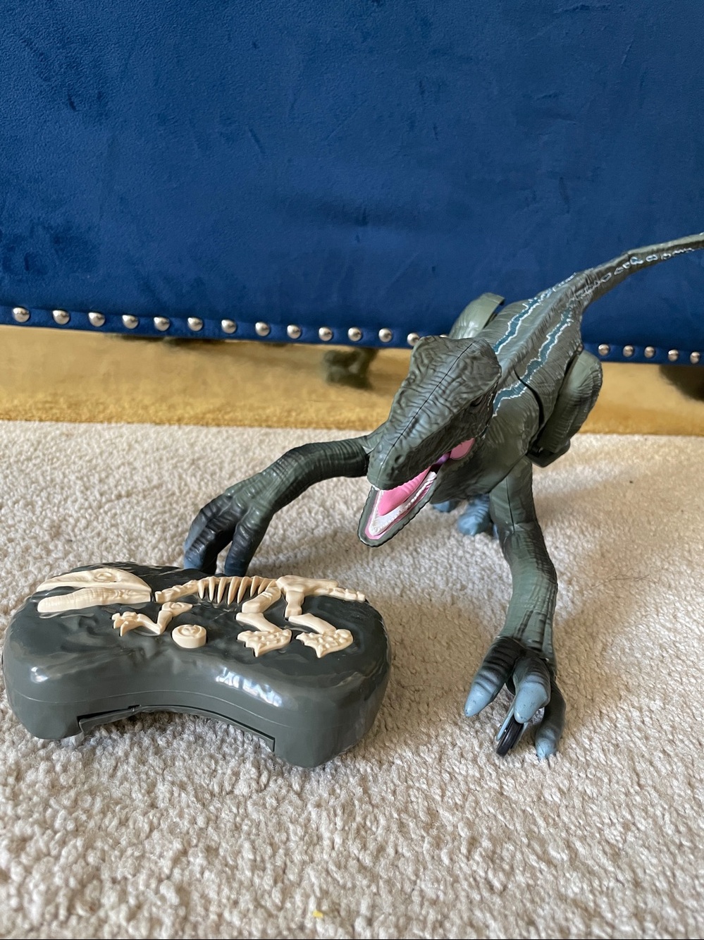 Remote Control Velociraptor - Picture 2 of 4
